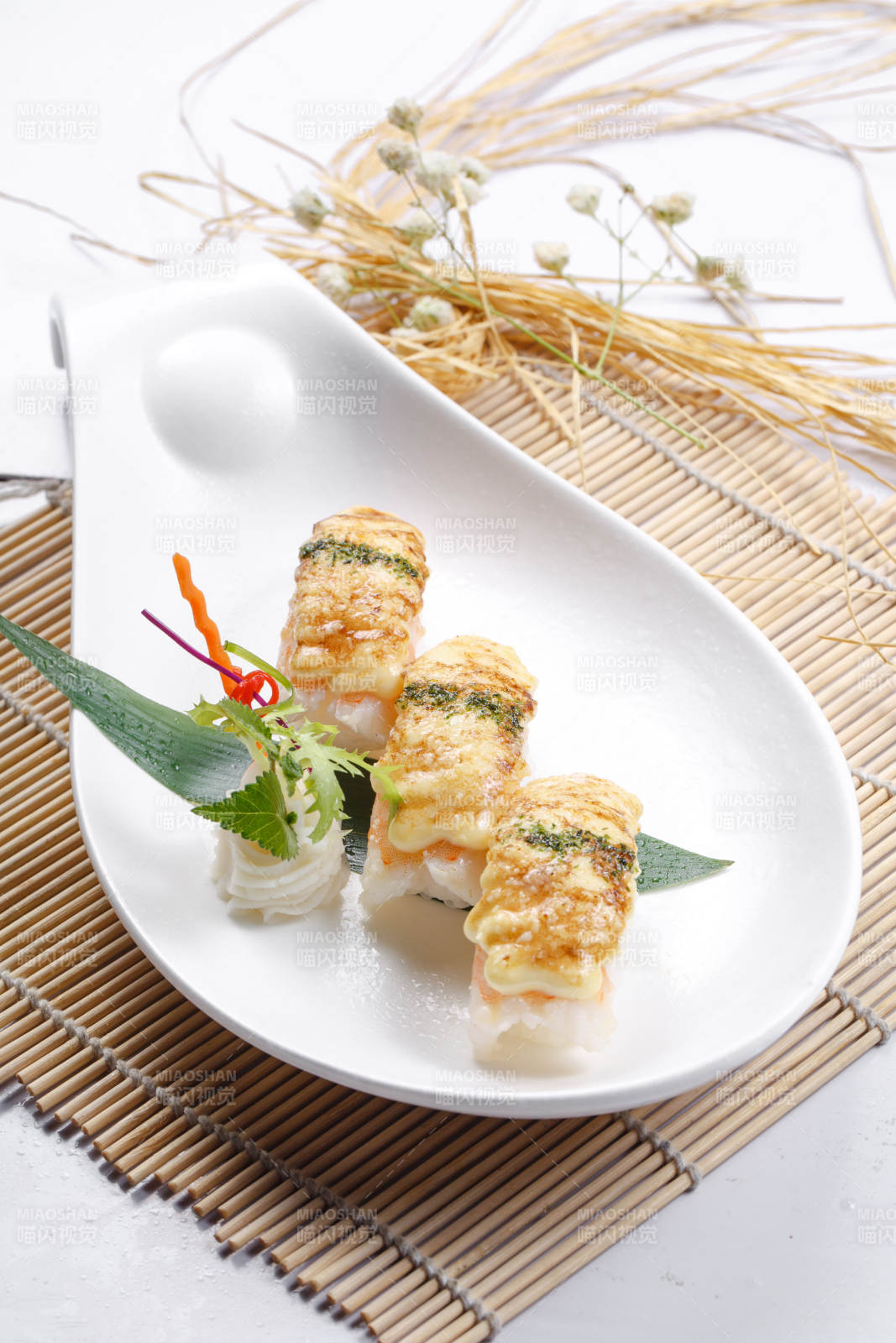 芝士焗鲜虾手握寿司摆放在寿司帘上