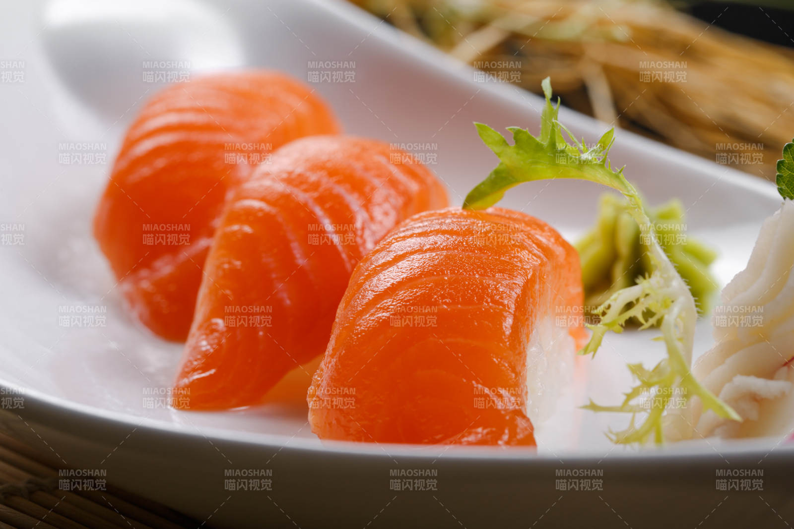 三文鱼手握寿司摆放在寿司帘上