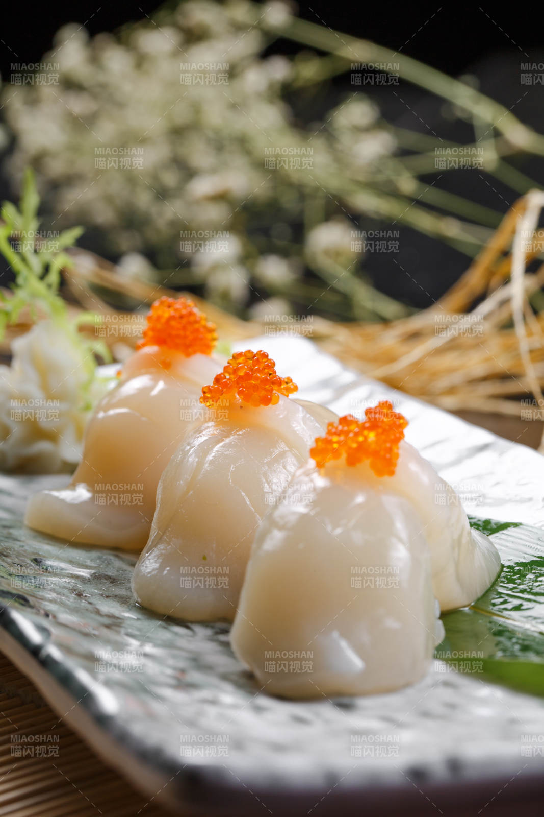 照燒帶子蟹子手握壽司擺放在壽司簾上