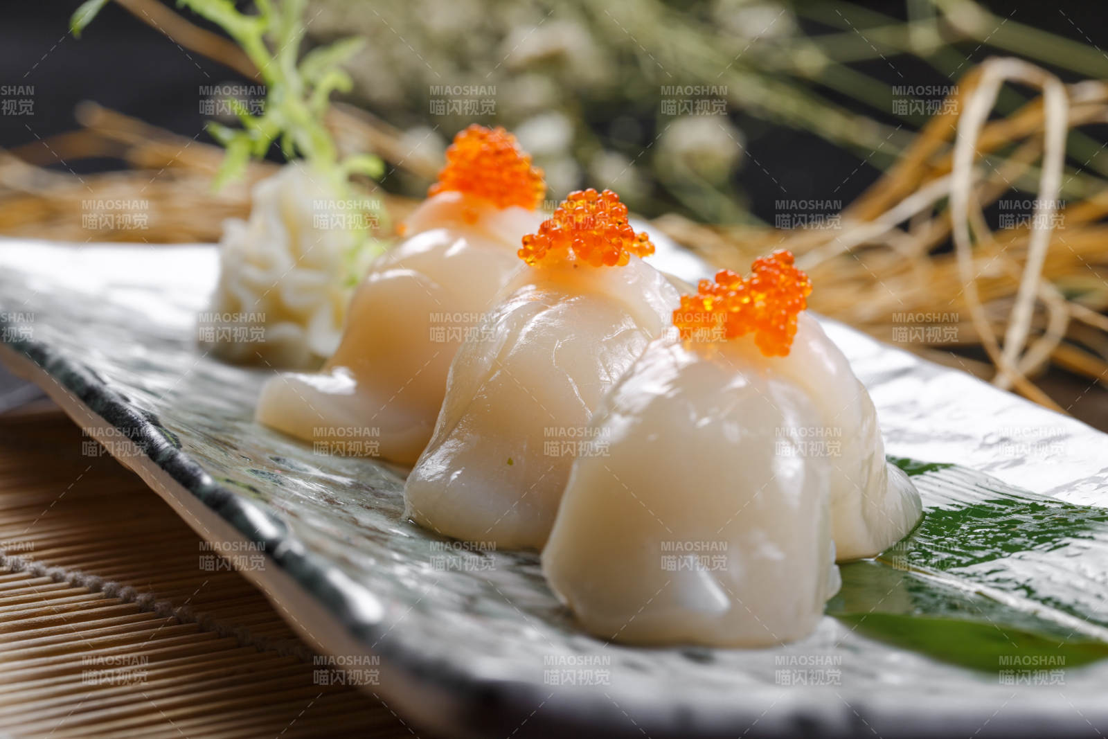 照燒帶子蟹子手握壽司擺放在壽司簾上