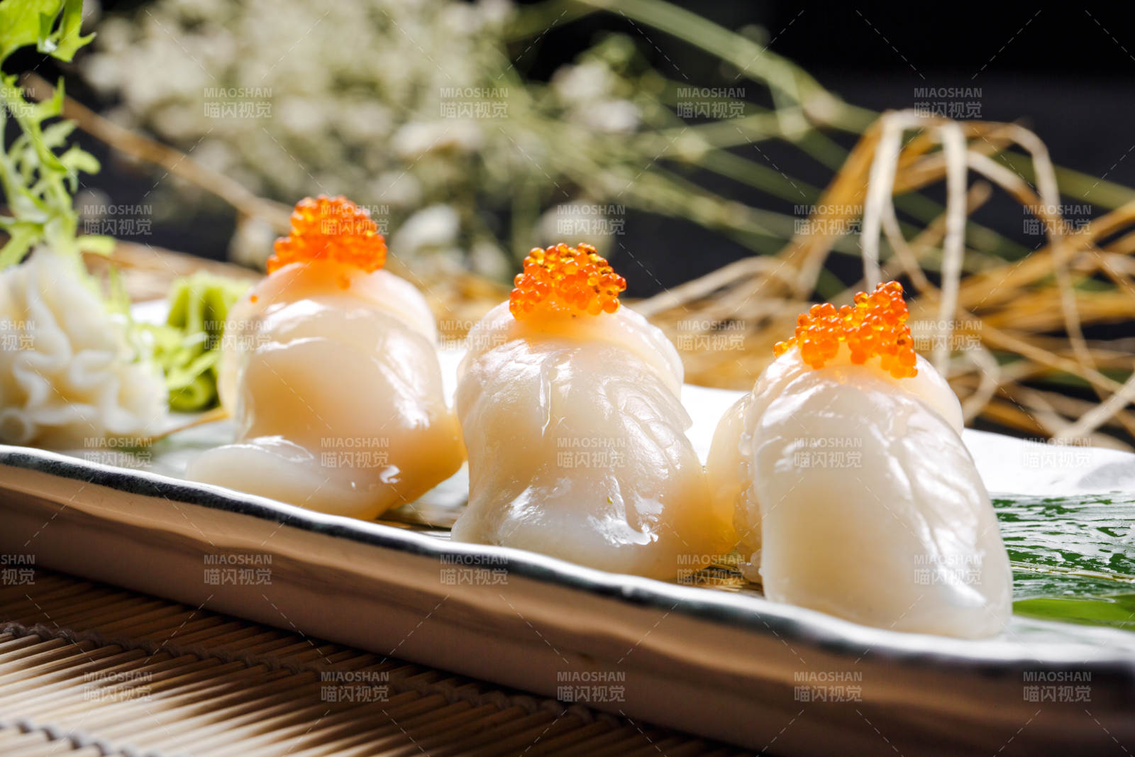 照燒帶子蟹子手握壽司擺放在壽司簾上