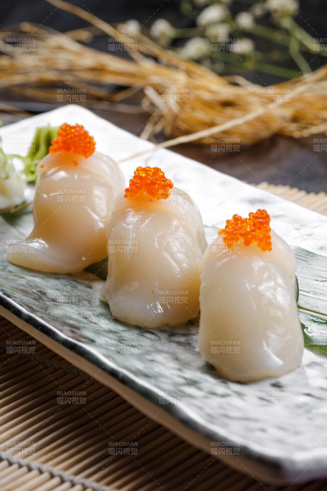 照燒帶子蟹子手握壽司擺放在壽司簾上