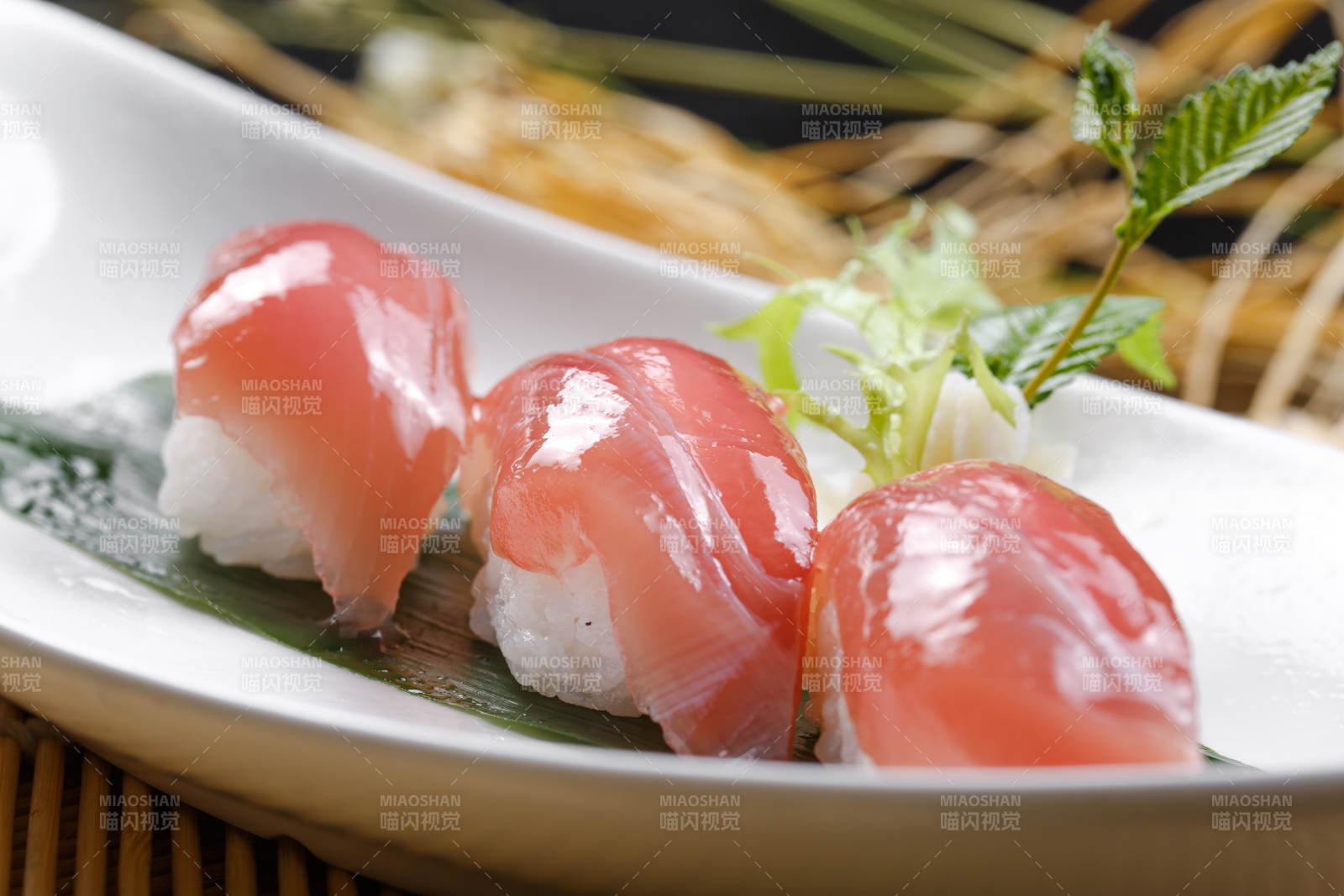 金枪鱼手握寿司摆放在寿司帘上