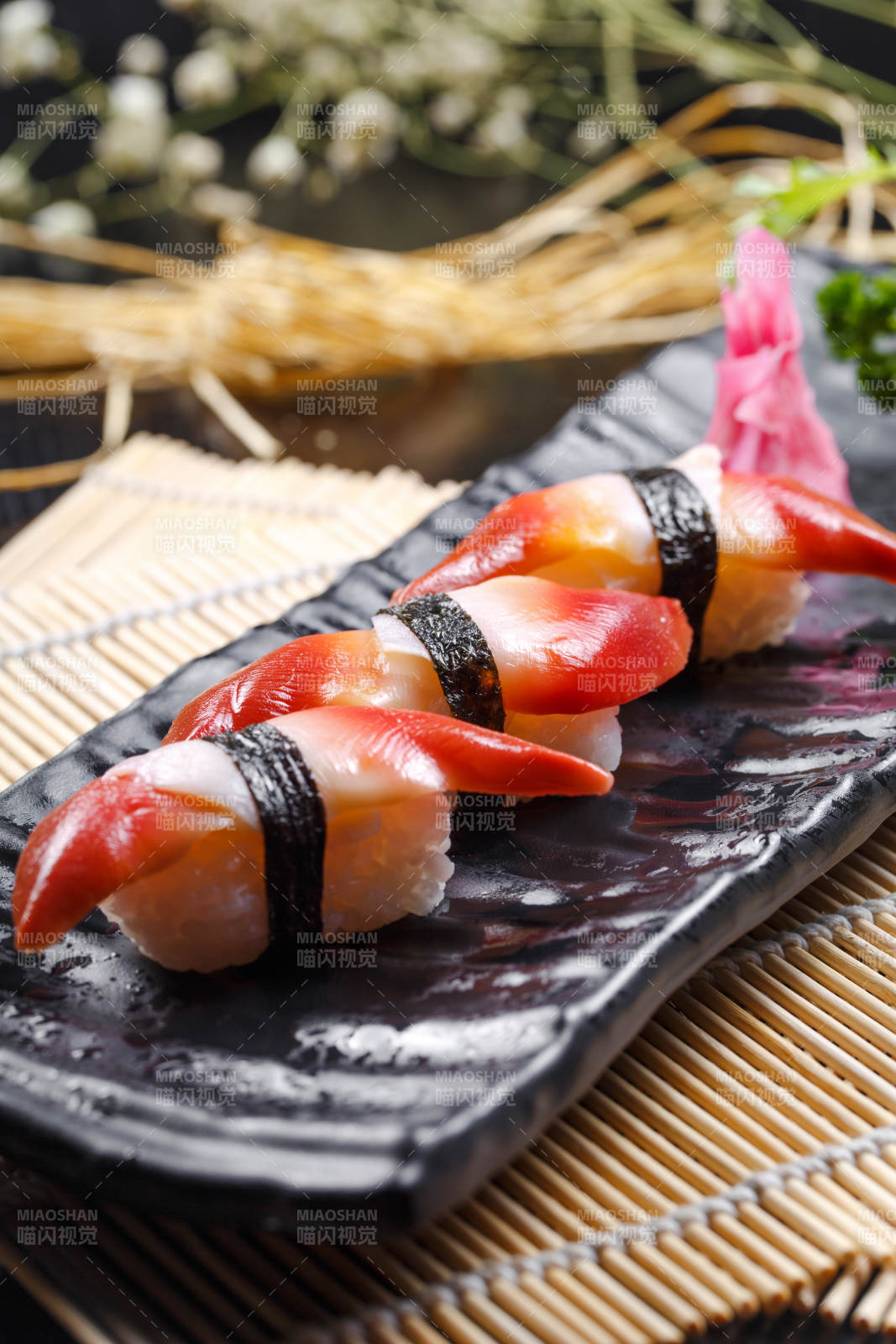 北极贝手握寿司摆放在寿司帘上