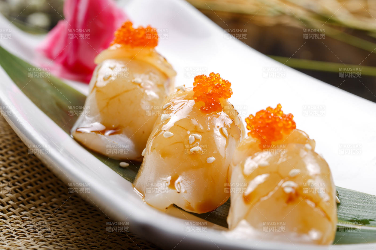 照燒帶子蟹子手握壽司擺放在壽司簾上