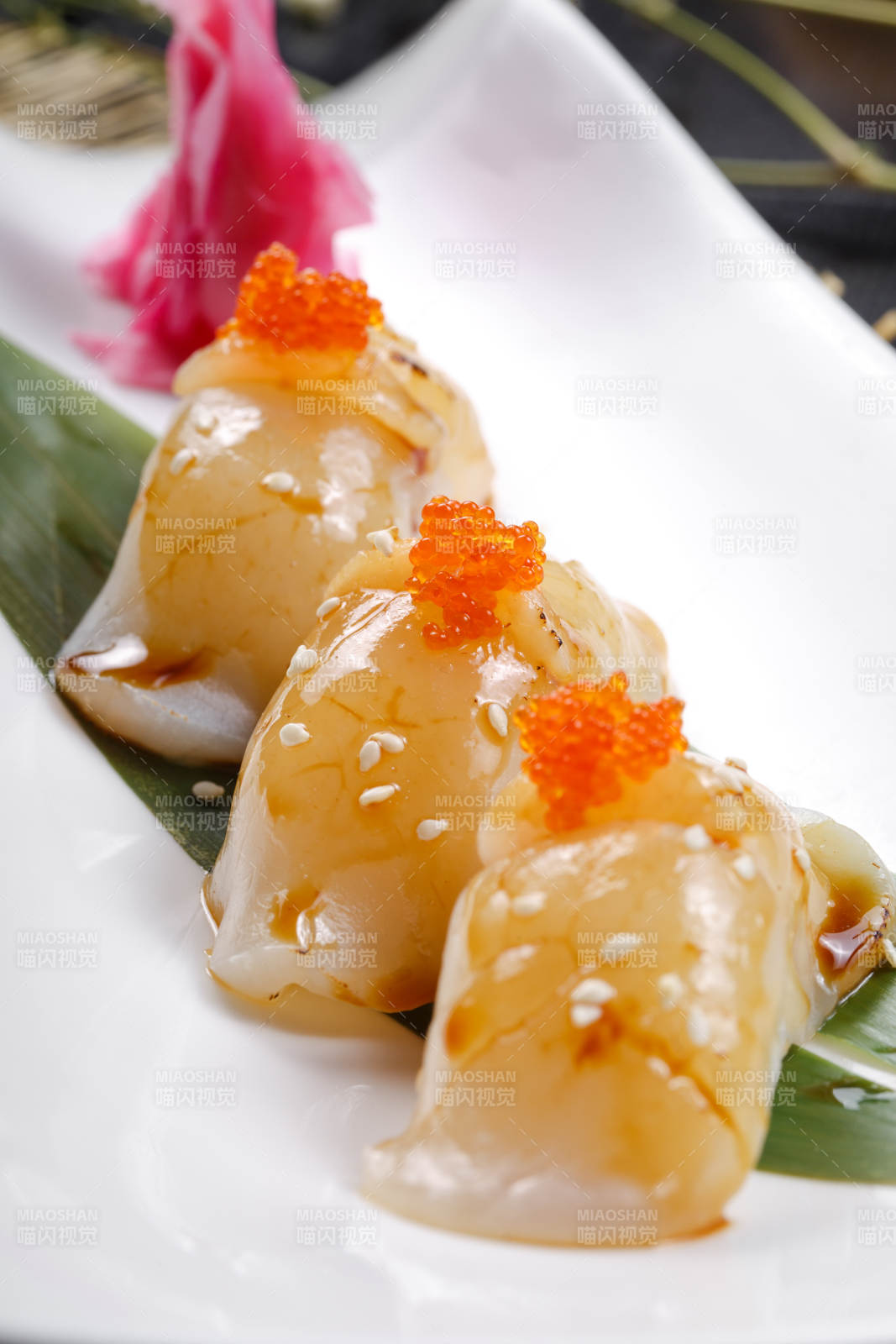 照燒帶子蟹子手握壽司擺放在壽司簾上