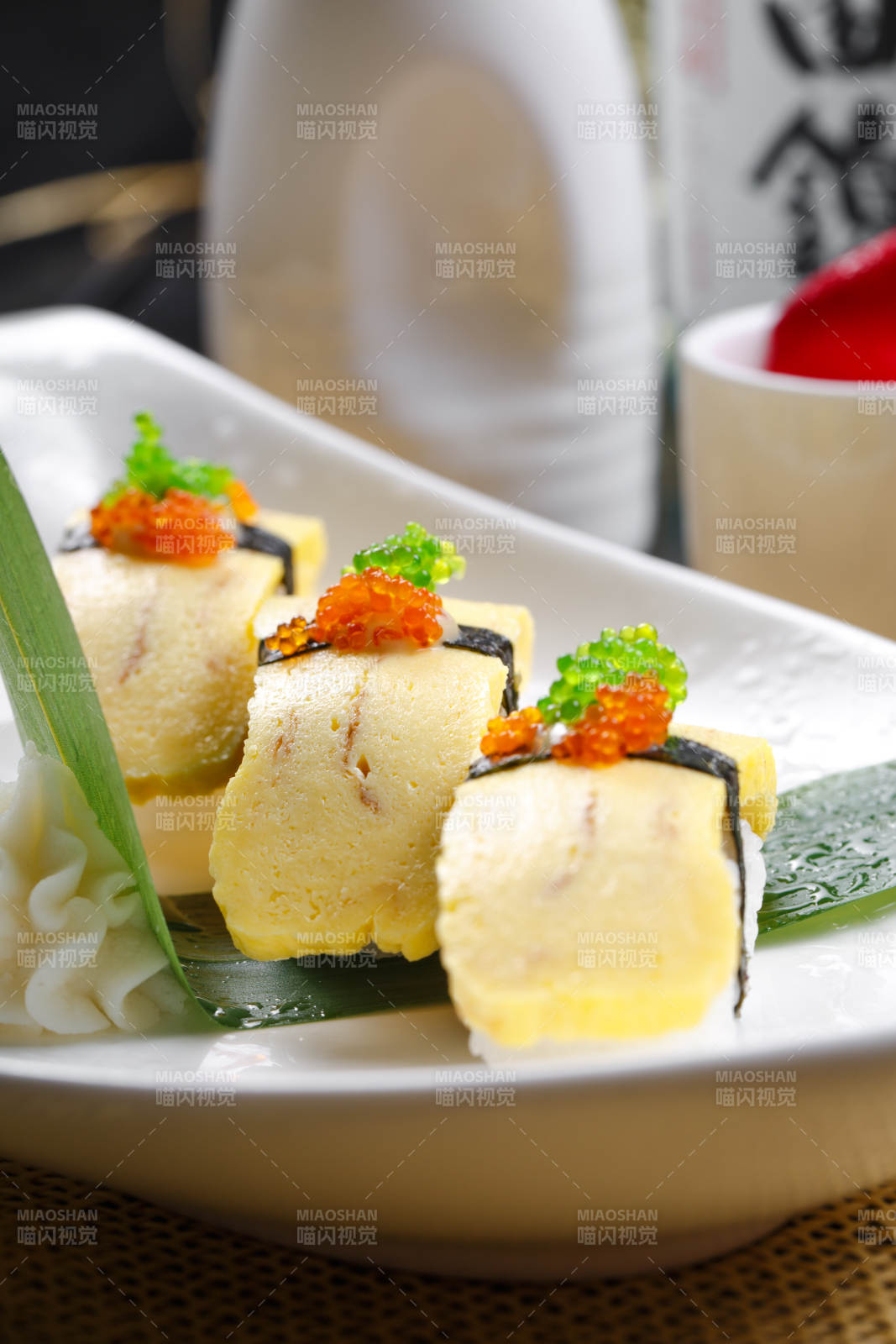 玉子小姐海苔蛋烧手握寿司摆放在草垫上