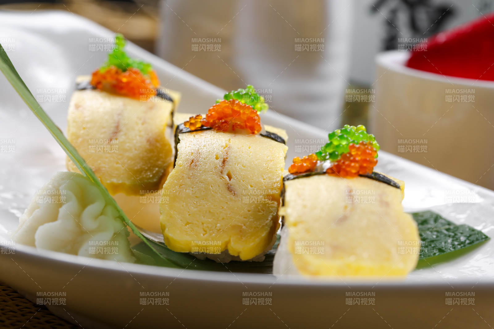 玉子小姐海苔蛋烧手握寿司摆放在草垫上