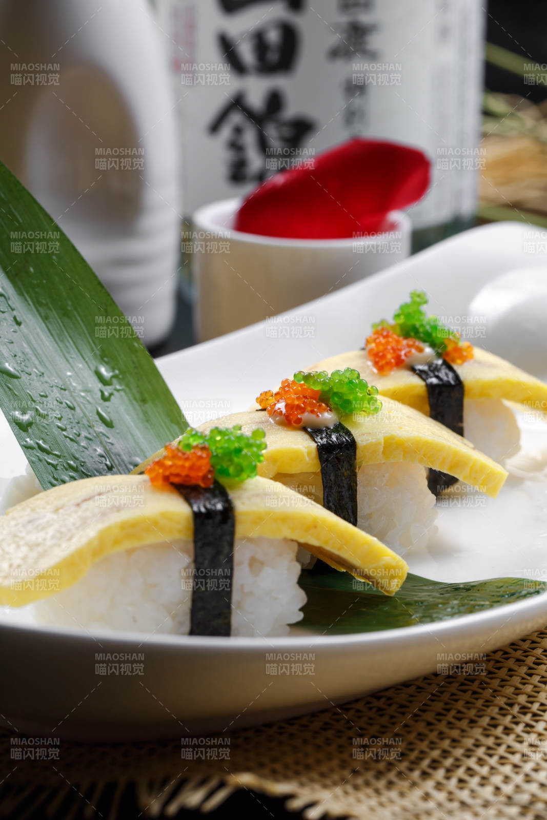 玉子小姐海苔蛋烧手握寿司摆放在草垫上