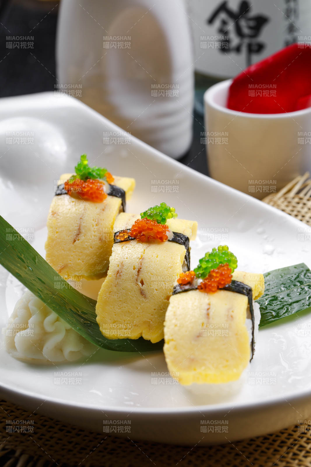 玉子小姐海苔蛋烧手握寿司摆放在草垫上