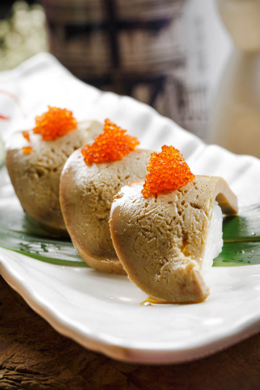 長方形瓷盤裝的蟹子火灸鵝肝壽司