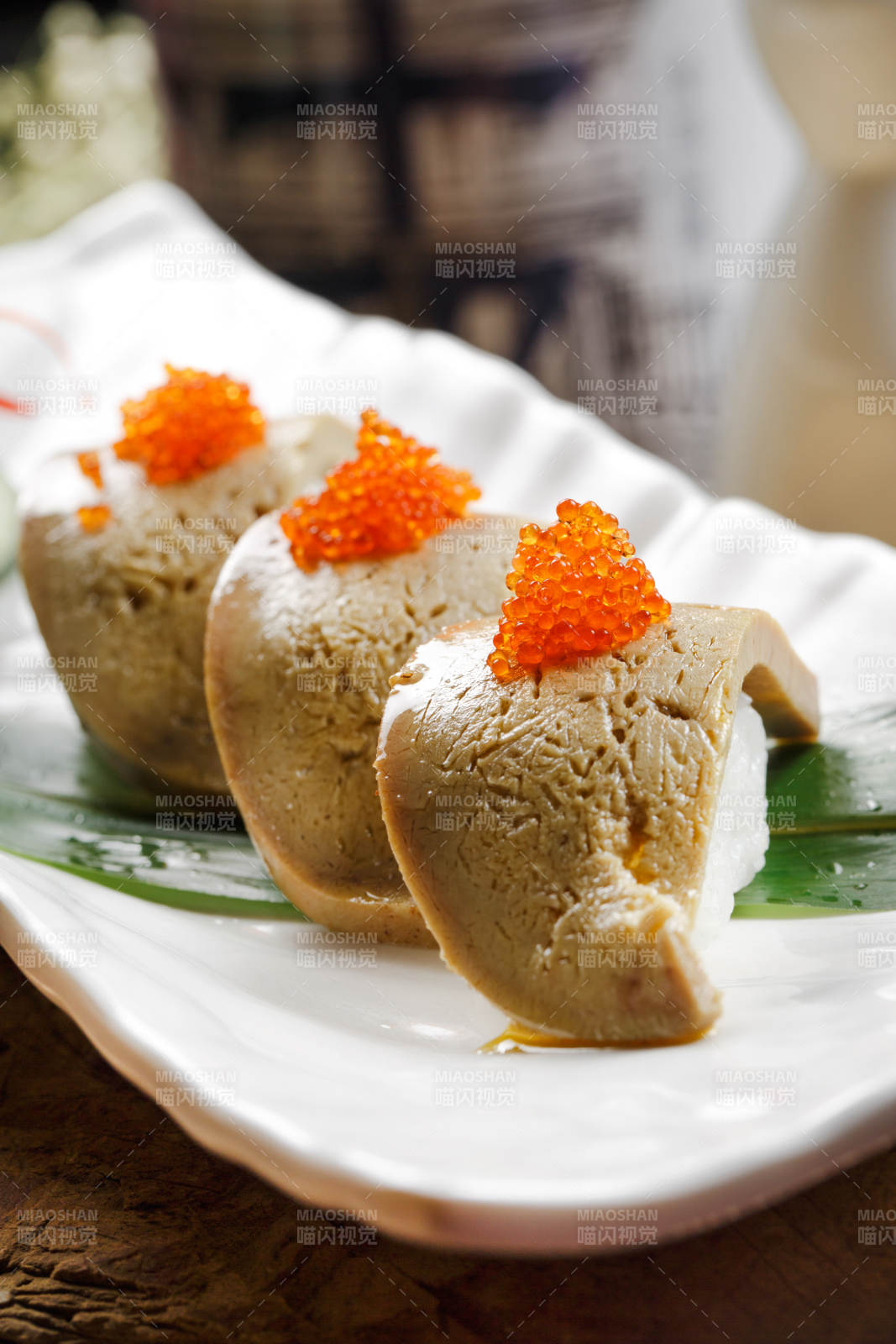 長方形瓷盤裝的蟹子火灸鵝肝壽司