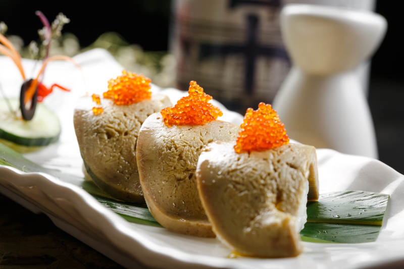 長方形瓷盤裝的蟹子火灸鵝肝壽司