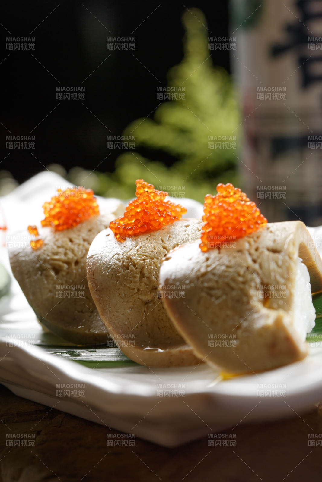 長方形瓷盤裝的蟹子火灸鵝肝壽司