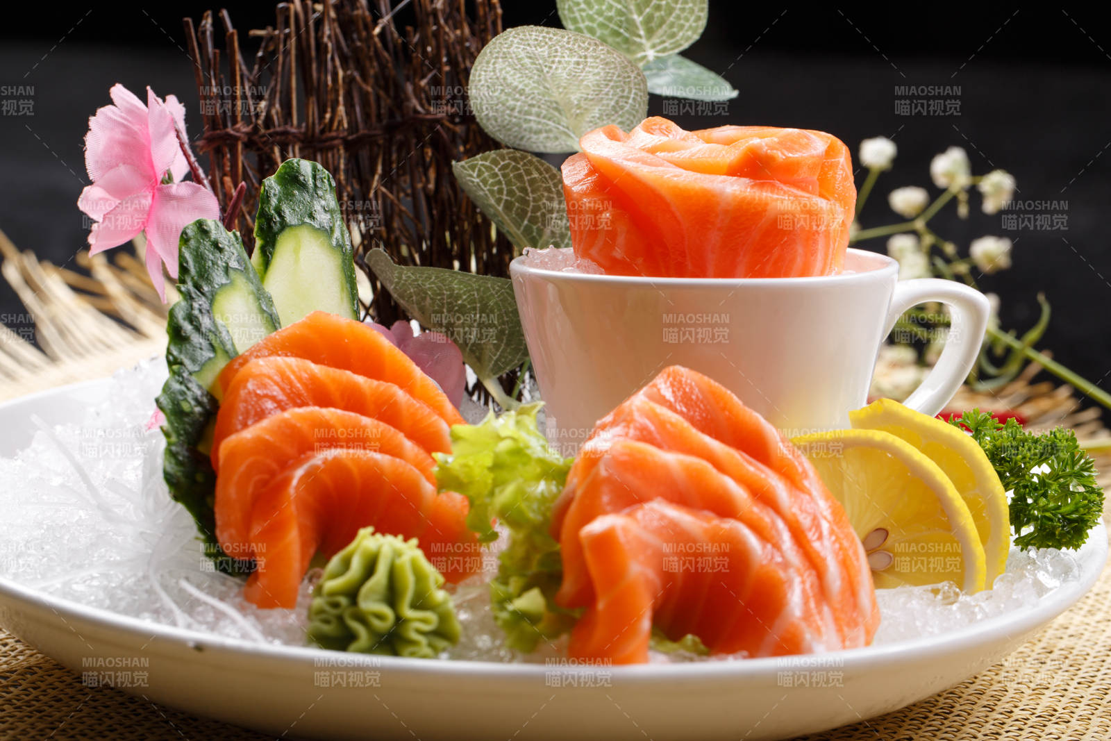 三文魚刺身擺放在草墊上