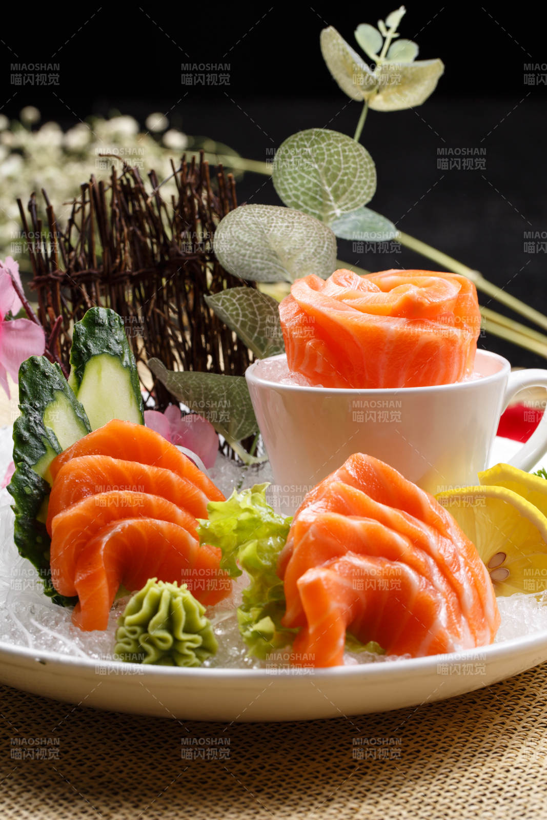 三文魚刺身擺放在草墊上