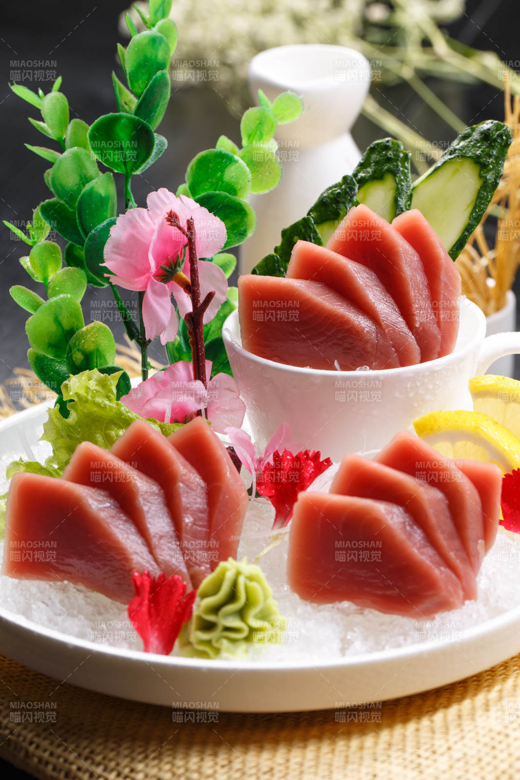 超低溫金槍魚刺身擺放在草墊上