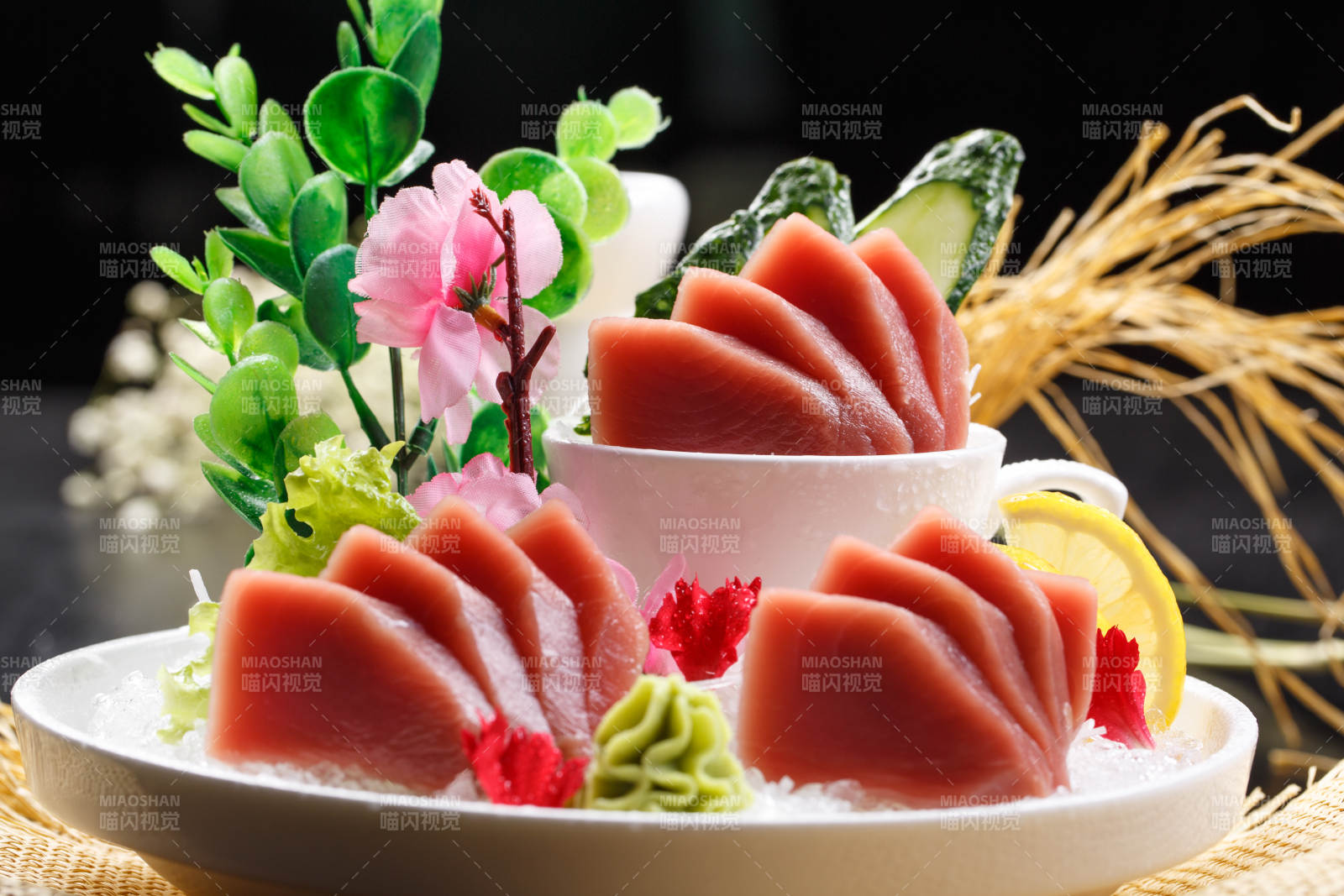 超低溫金槍魚刺身擺放在草墊上