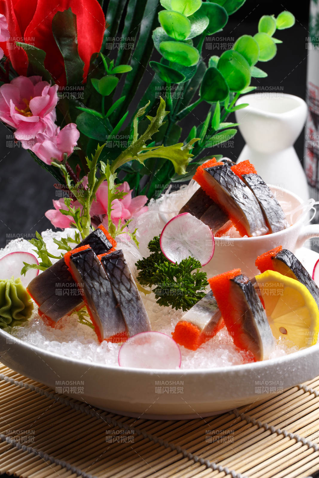 西鱗魚刺身擺放在壽司簾上