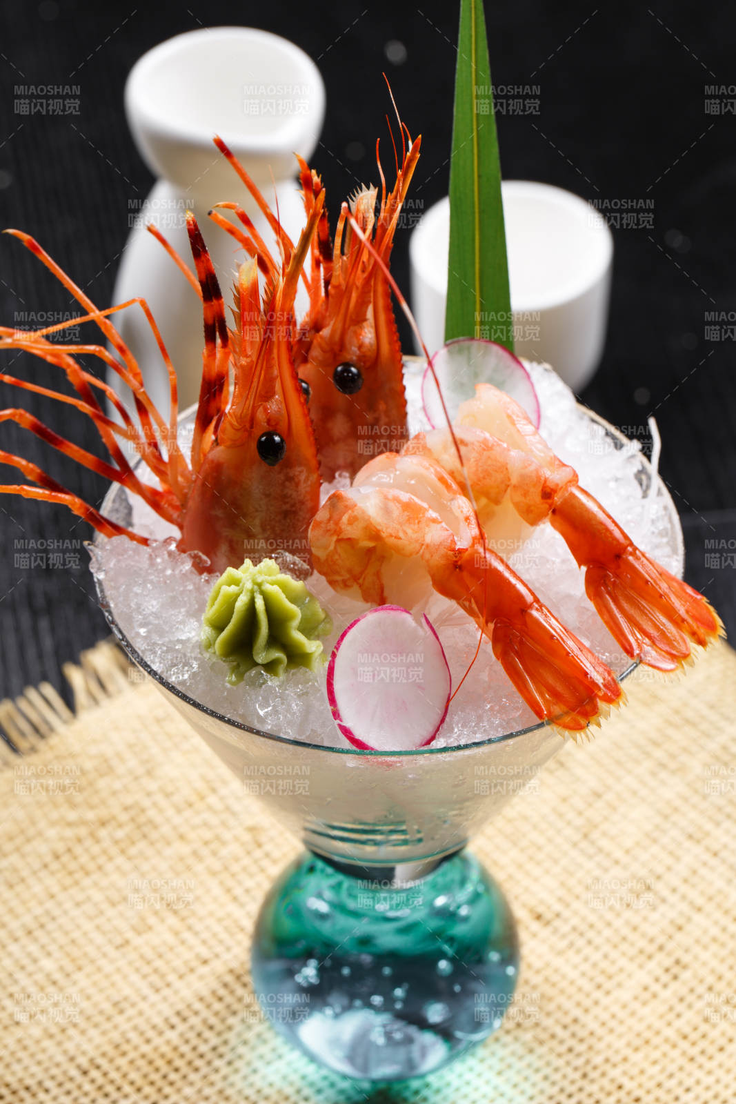 裝滿碎冰的高腳杯擺放的兩只北極甜蝦刺身