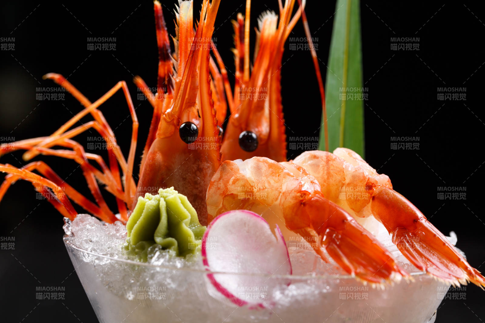 裝滿碎冰的高腳杯擺放的兩只北極甜蝦刺身
