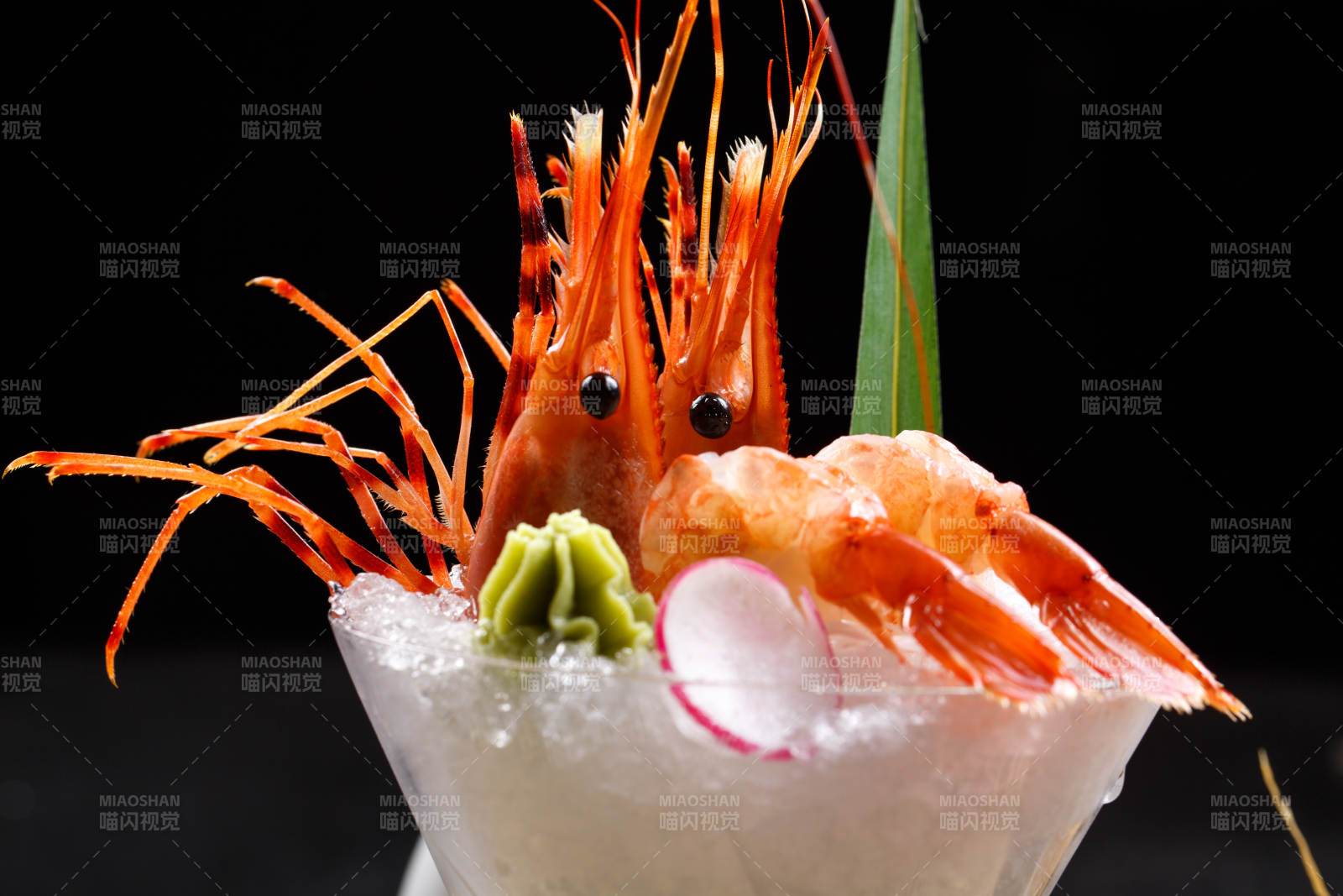 裝滿碎冰的高腳杯擺放的兩只北極甜蝦刺身