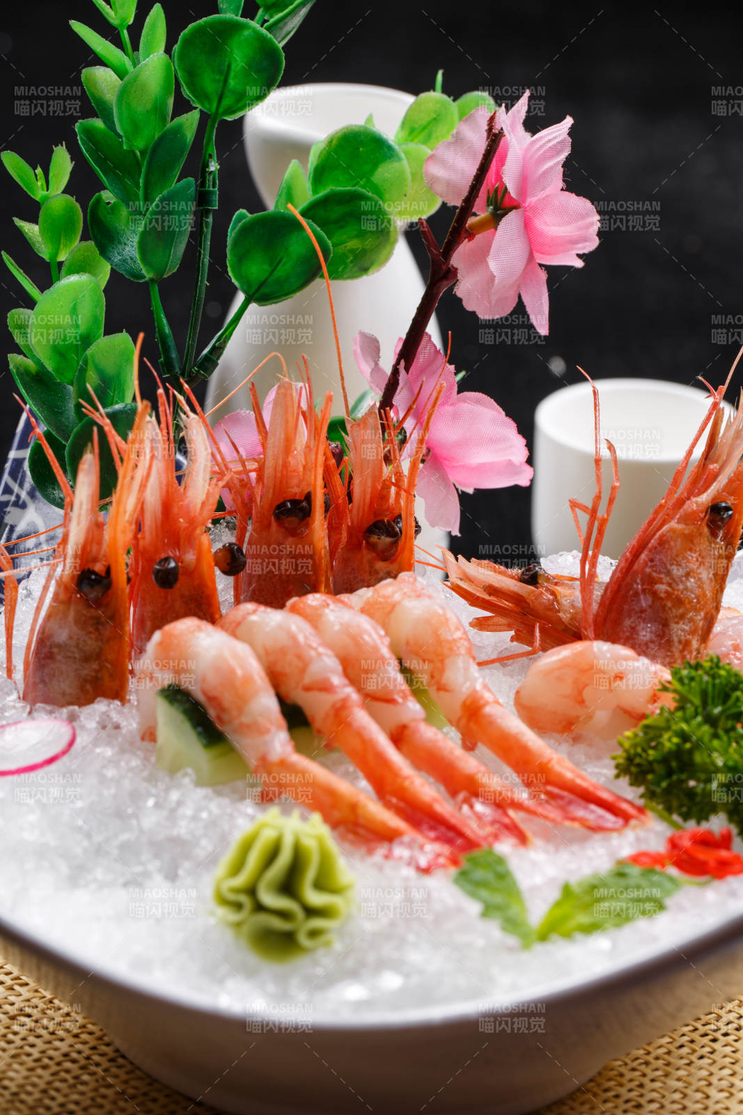 北極甜蝦刺身擺放在草墊上
