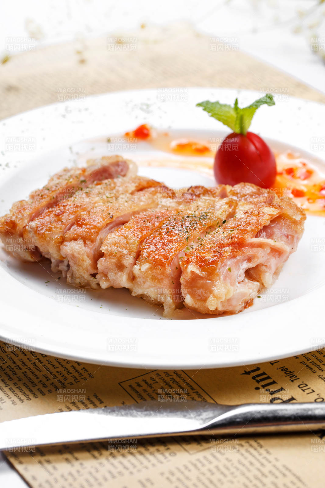 脆皮铁板鸡排摆放在英文包装纸上