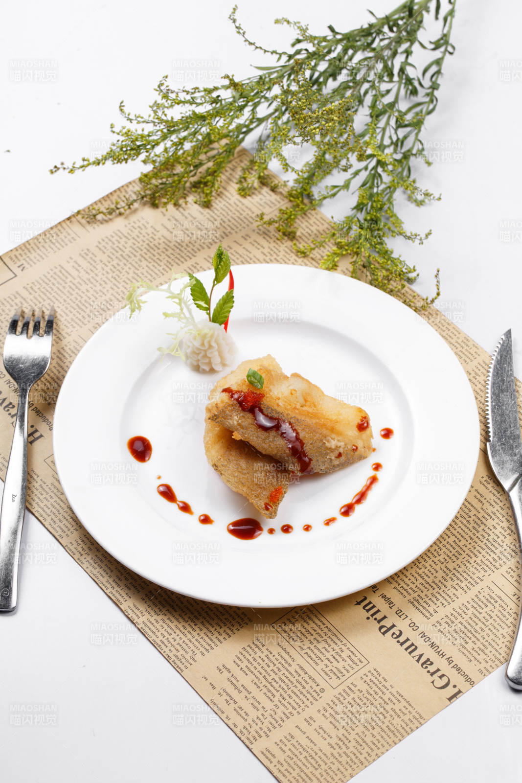 鐵板煎格陵蘭鱈魚擺放在英文包裝紙上