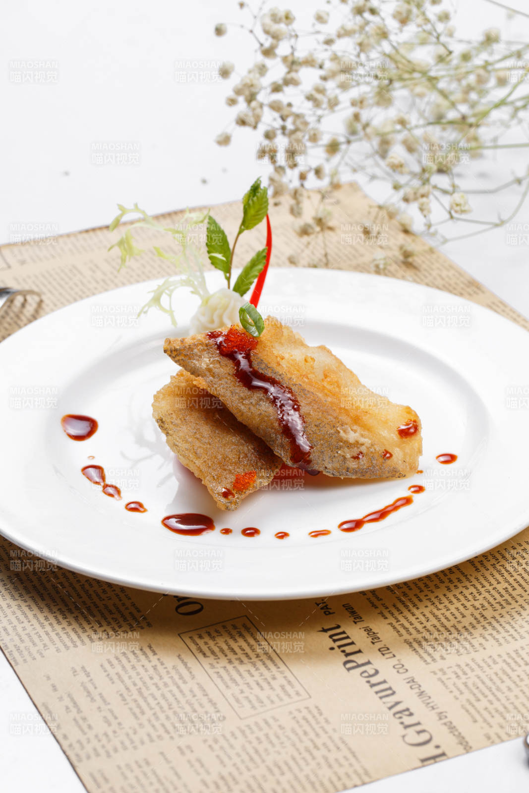 鐵板煎格陵蘭鱈魚擺放在英文包裝紙上