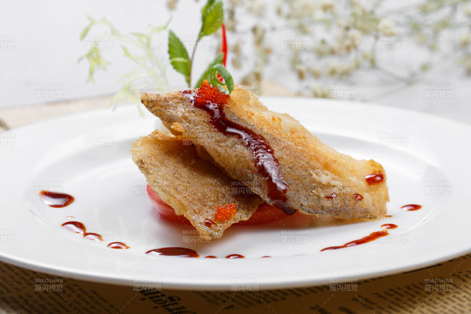 鐵板煎格陵蘭鱈魚擺放在英文包裝紙上