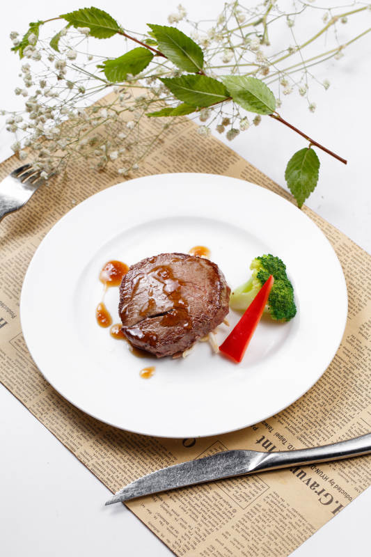 法式煎菲力牛排摆放在英文包装纸上