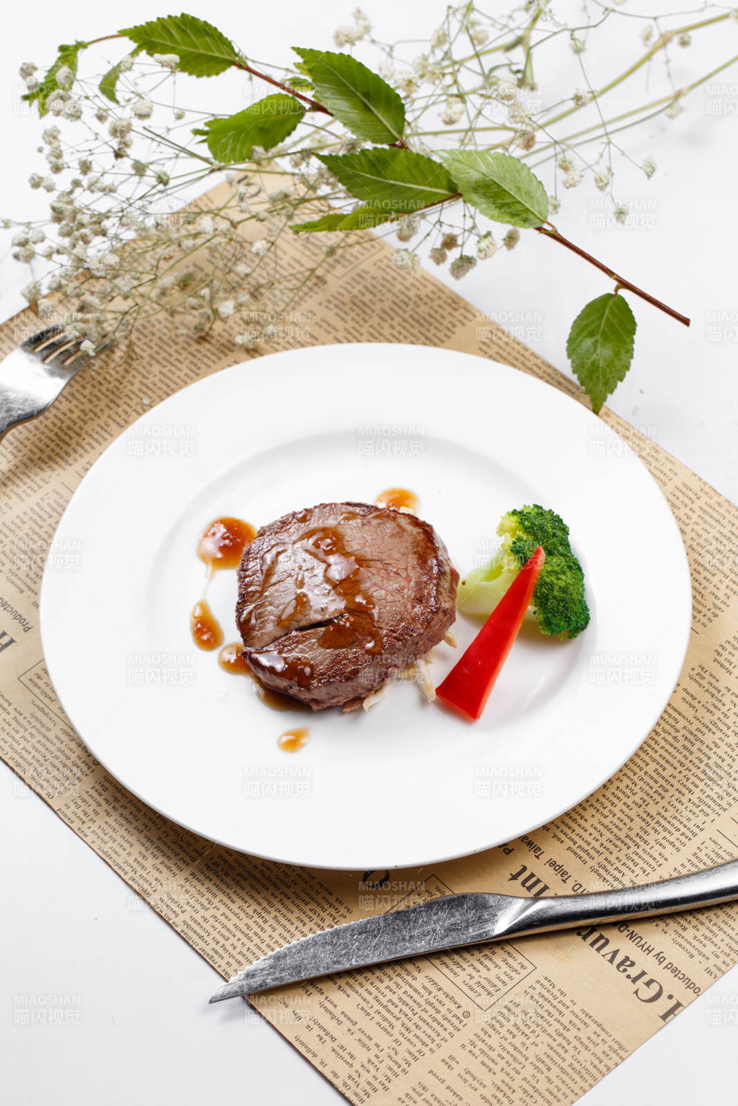 法式煎菲力牛排擺放在英文包裝紙上