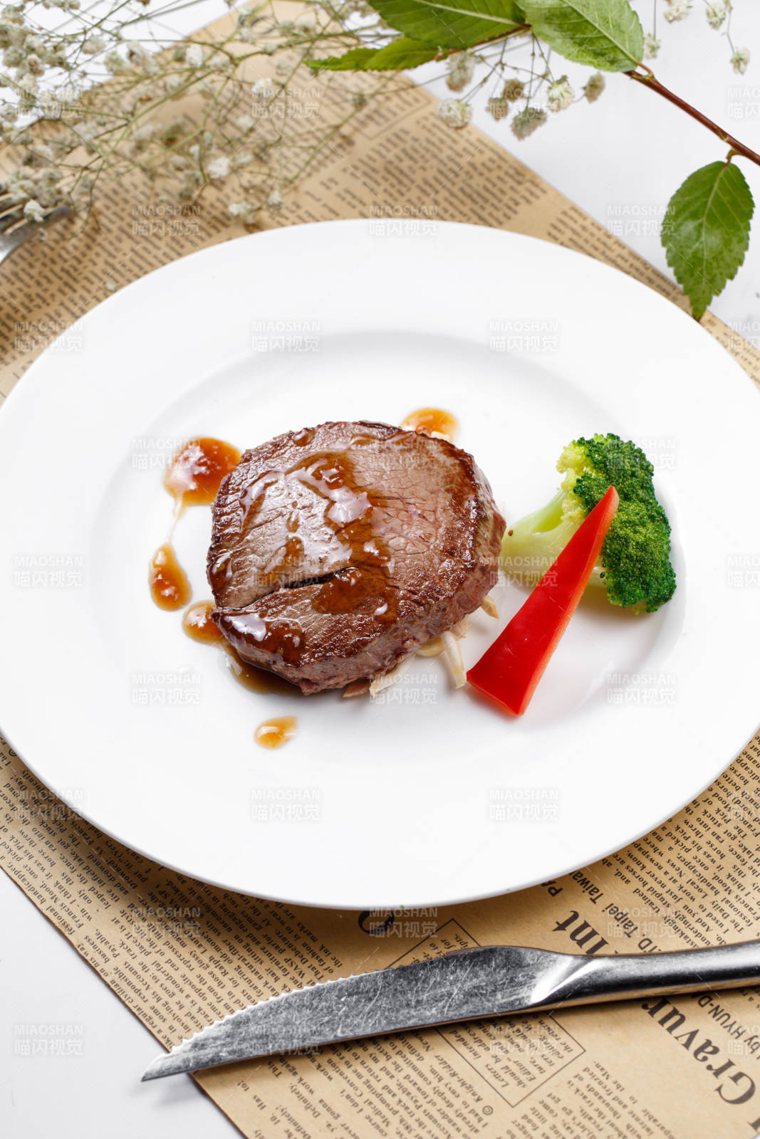 法式煎菲力牛排摆放在英文包装纸上