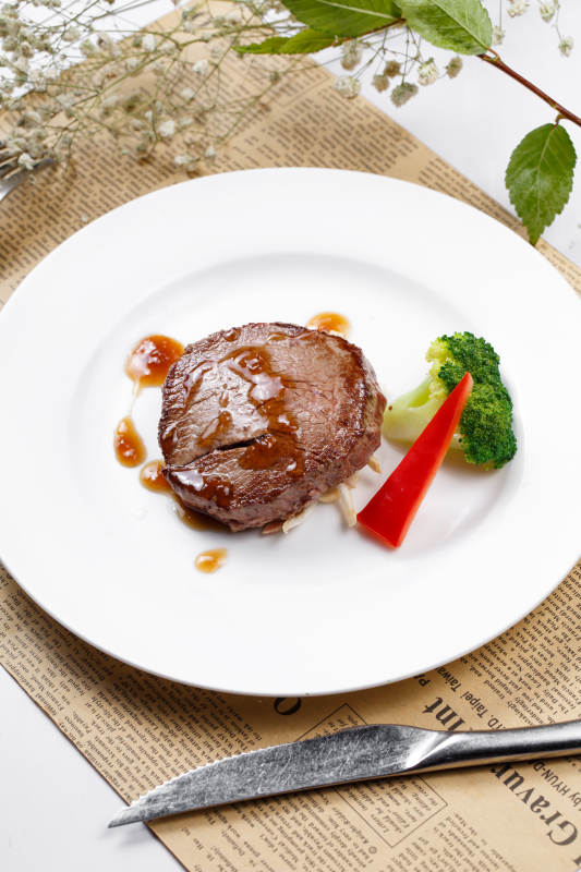 法式煎菲力牛排摆放在英文包装纸上