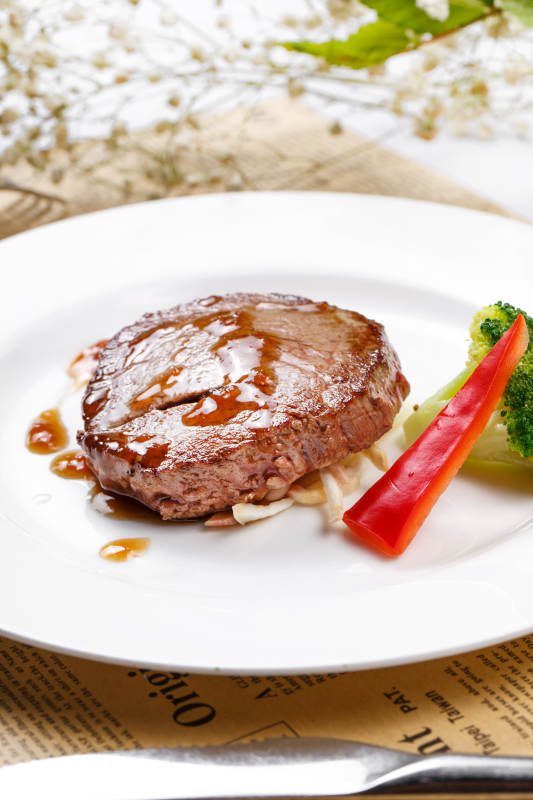 法式煎菲力牛排摆放在英文包装纸上