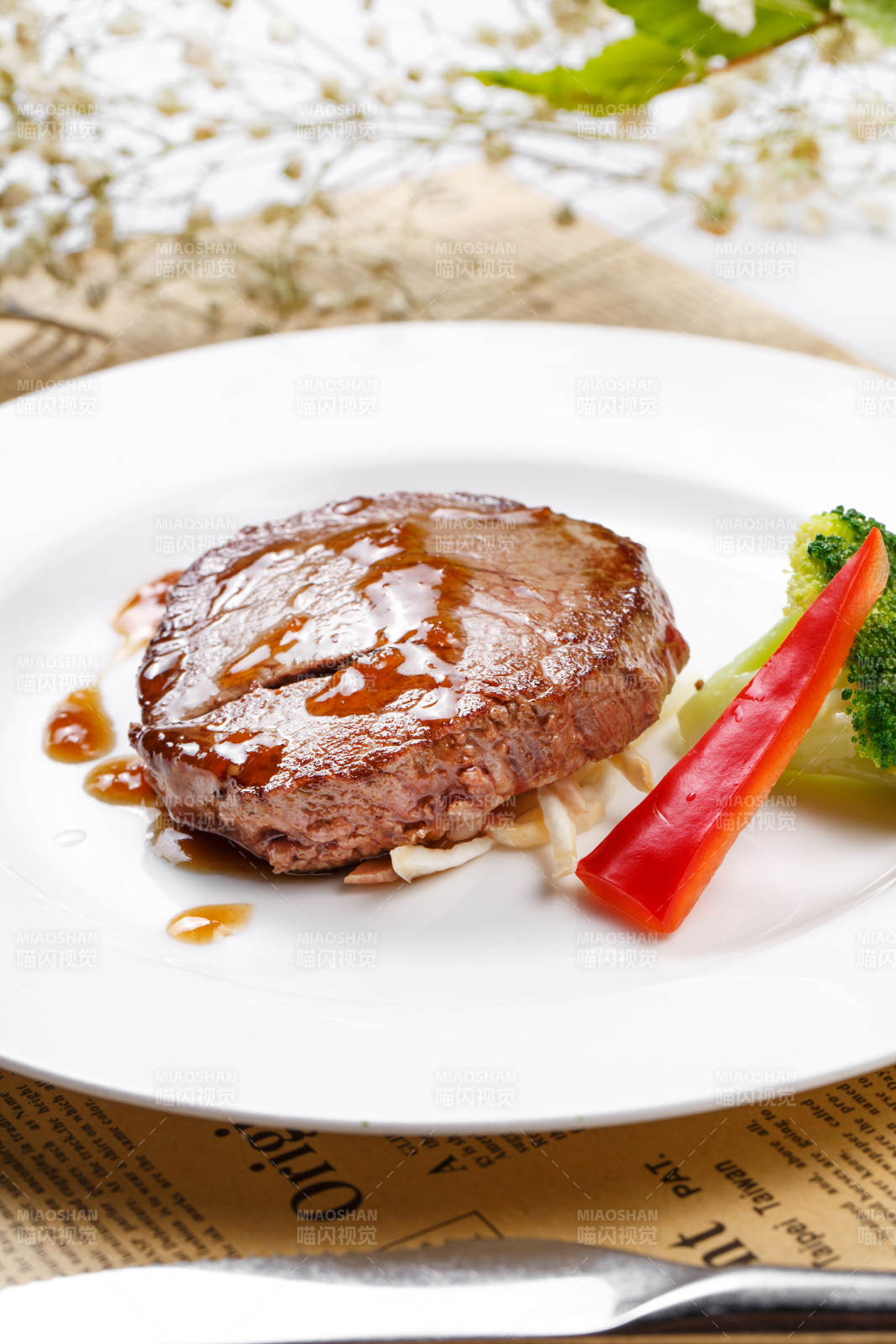 法式煎菲力牛排摆放在英文包装纸上