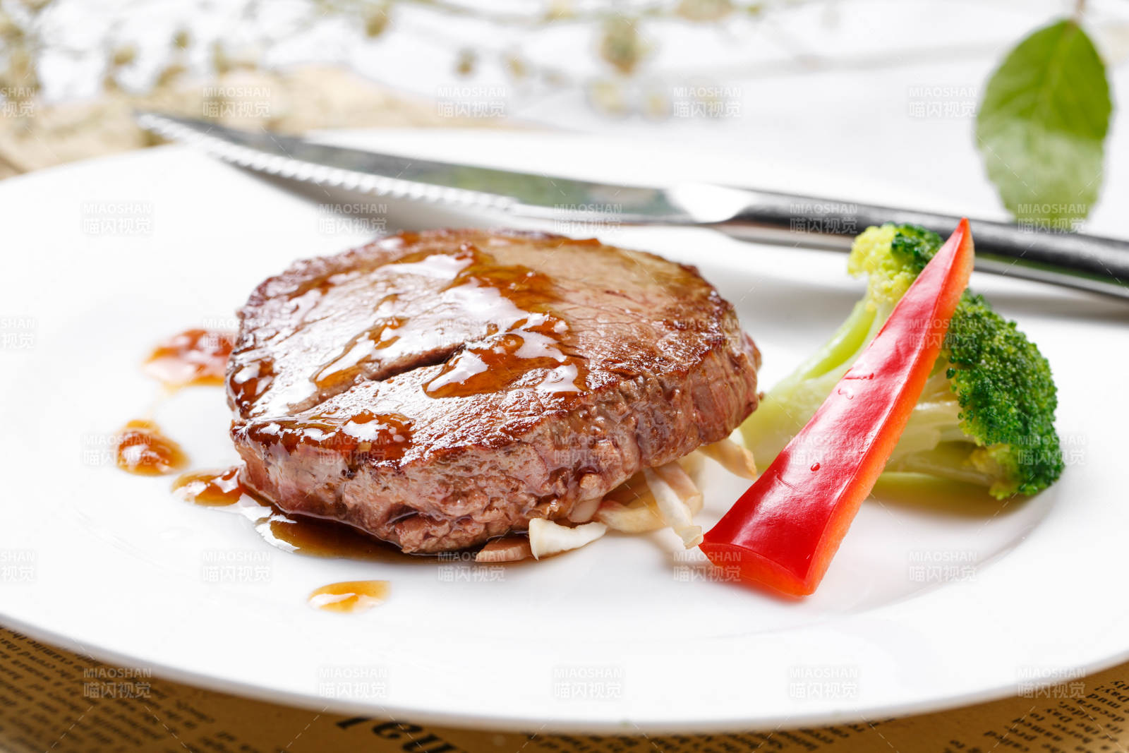 法式煎菲力牛排擺放在英文包裝紙上