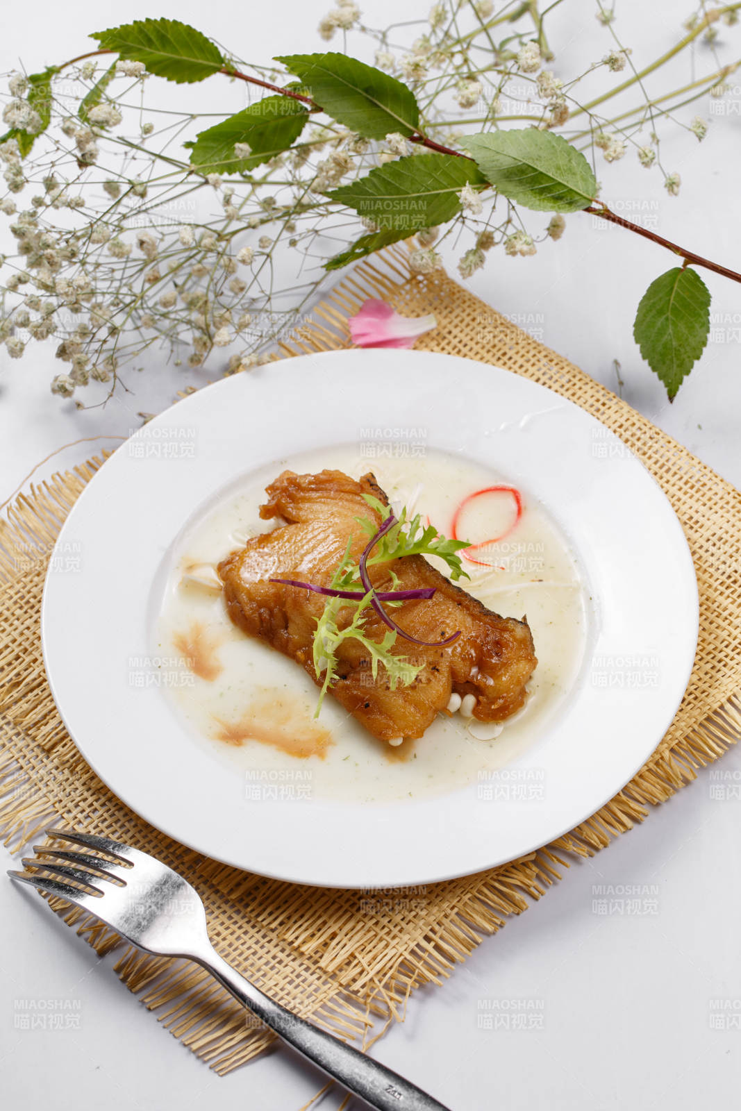 鐵板照燒汁煎銀鱈魚擺放在草墊上