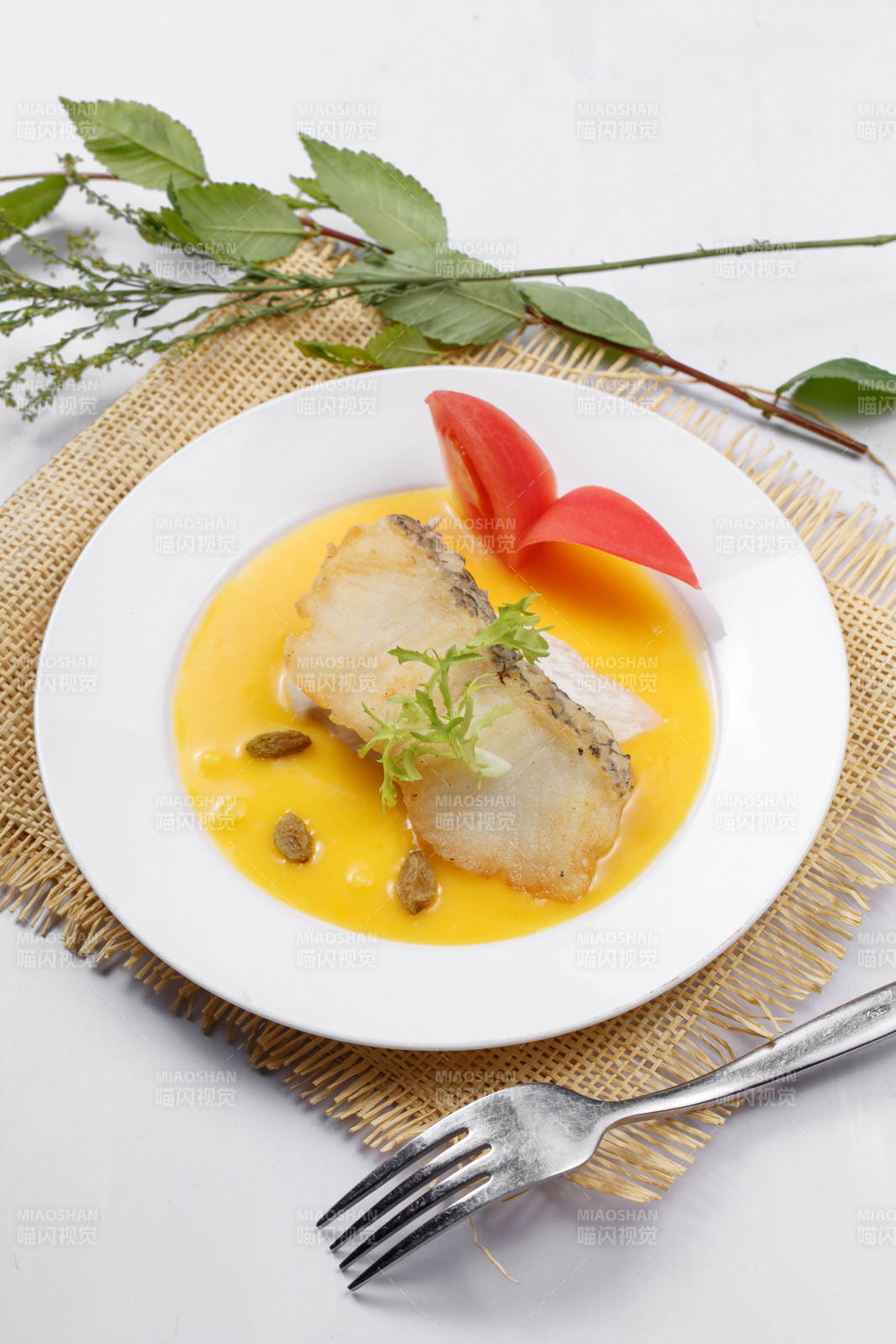 銀鱈魚佐法式南瓜醬擺放在草墊上