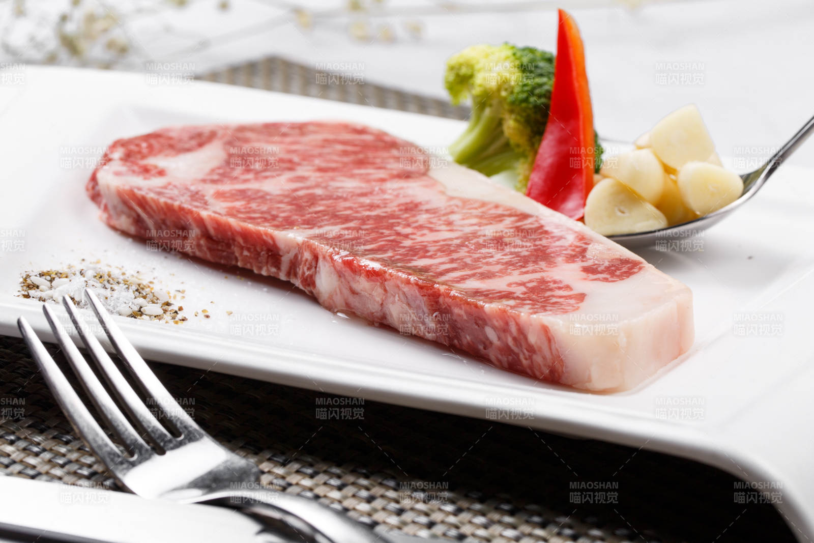 顶级A5A3级雪花牛排摆放在餐垫上