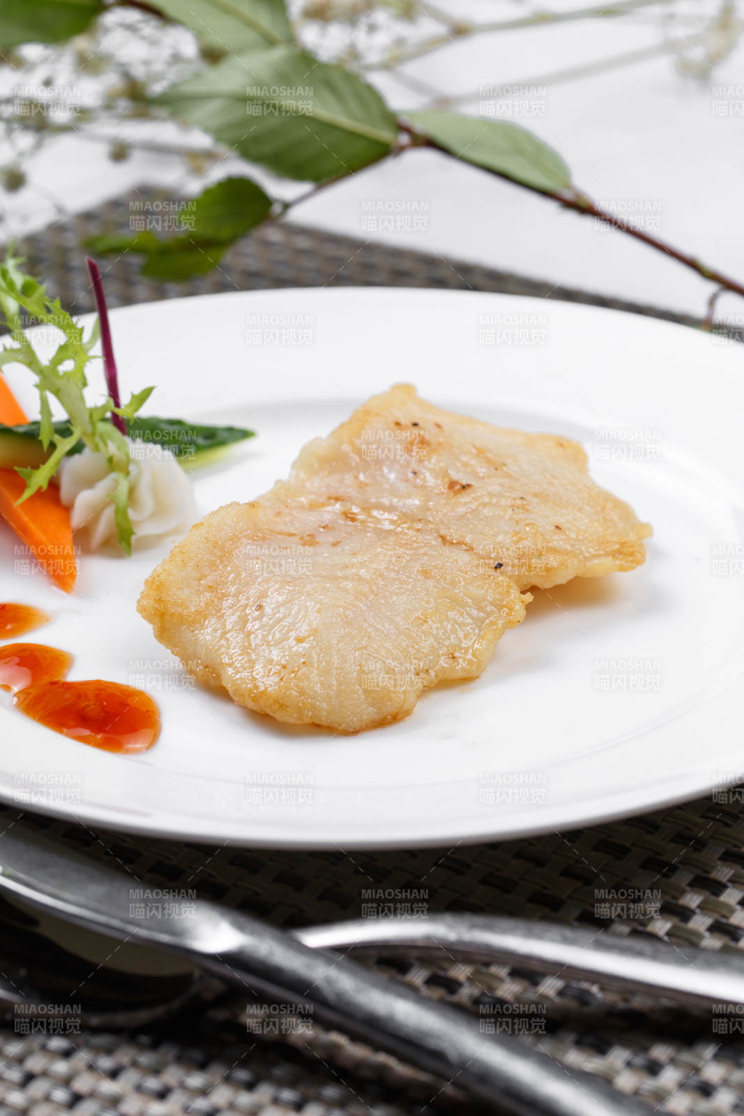 日式鐵板煎石斑魚擺放在餐墊上