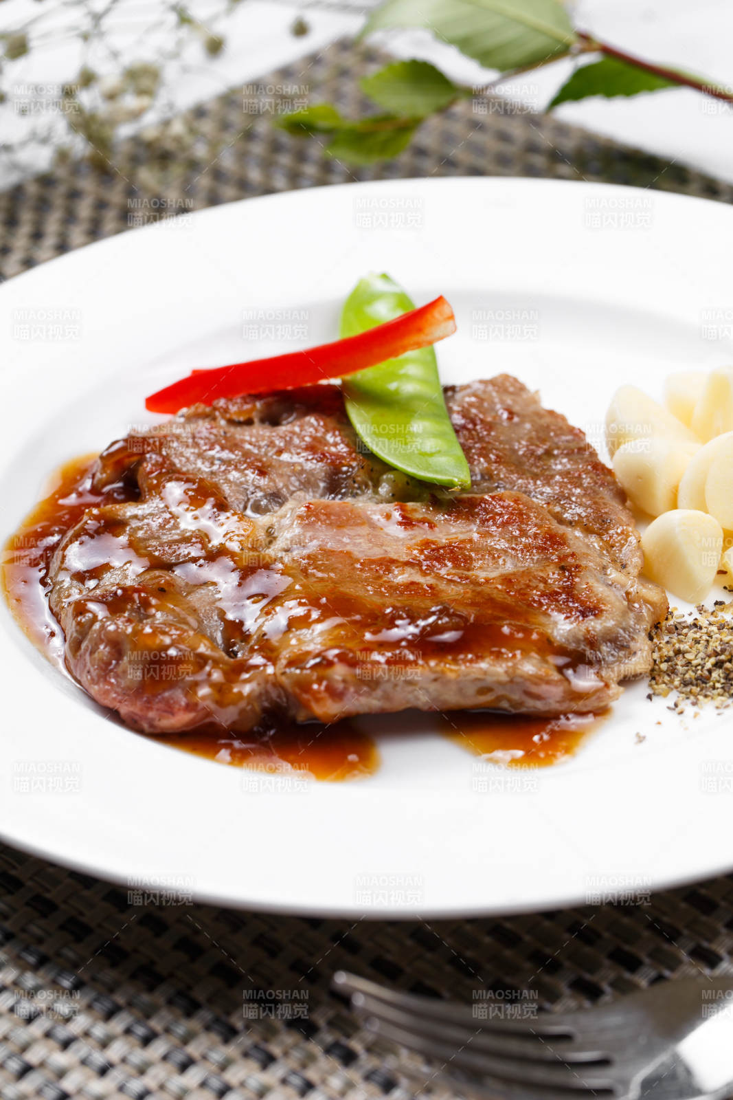 黑椒醬鐵板煎蒜香豬排擺放在餐墊上