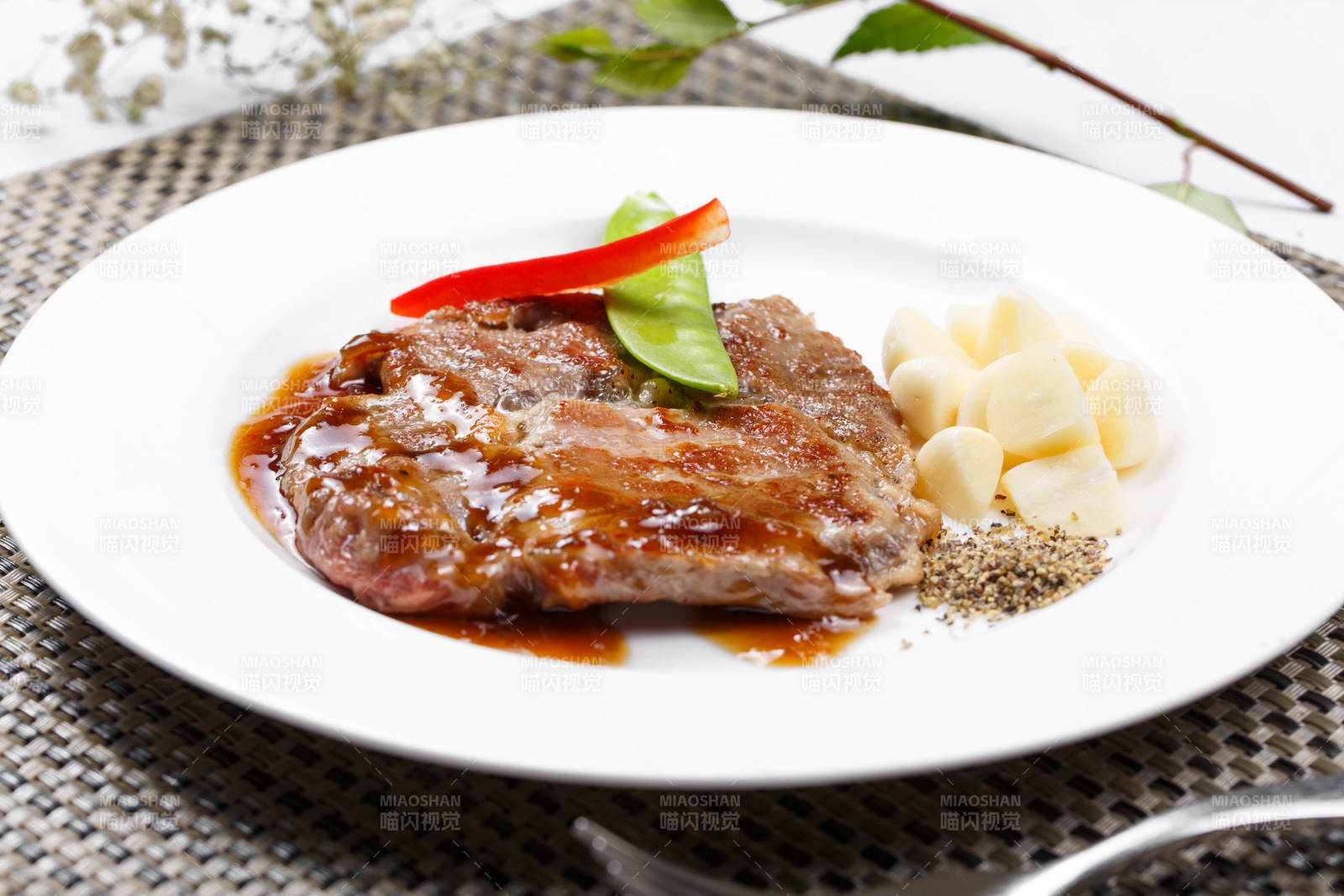 黑椒醬鐵板煎蒜香豬排擺放在餐墊上