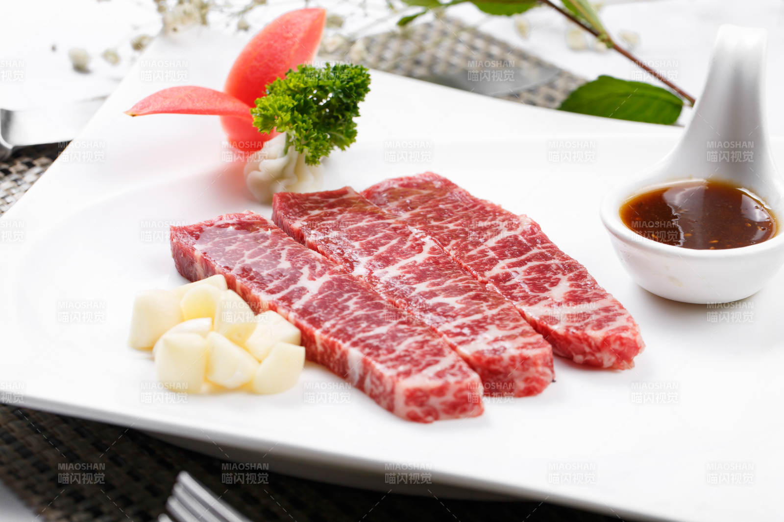 澳洲雪花小牛排摆放在餐垫上