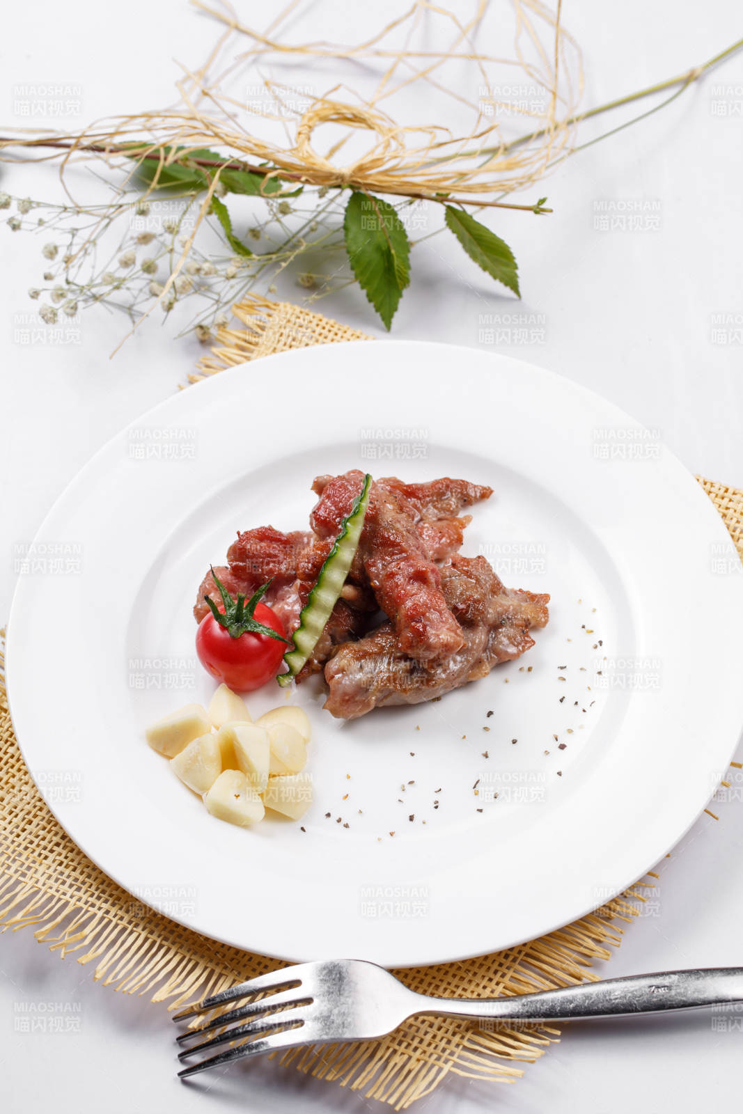 鐵板澳洲腹肉牛排擺放在草墊上