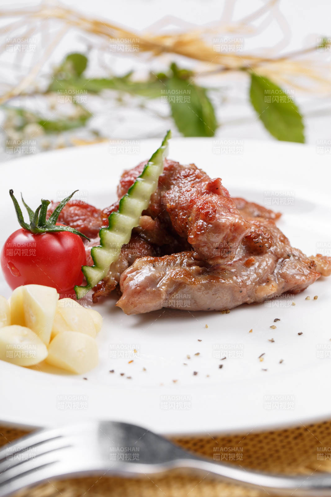 鐵板澳洲腹肉牛排擺放在草墊上