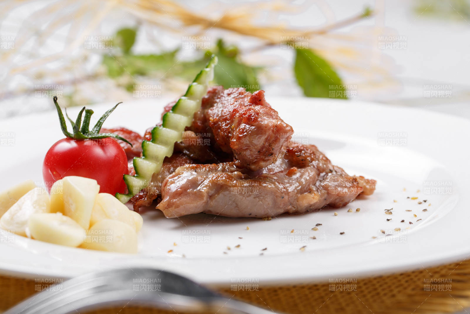 鐵板澳洲腹肉牛排擺放在草墊上