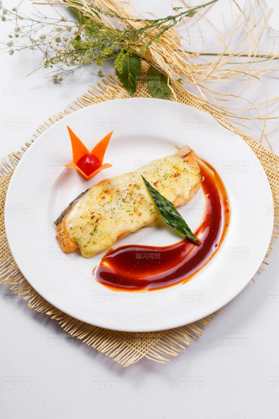 芝士焗挪威三文鱼佐红酒酱摆放在草垫上