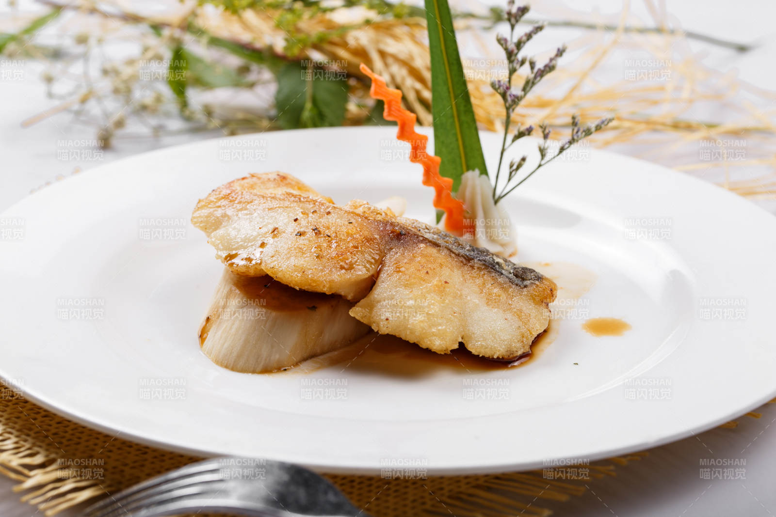 白色圓盤裝的俄羅斯深海龍鱈魚擺放在草墊上